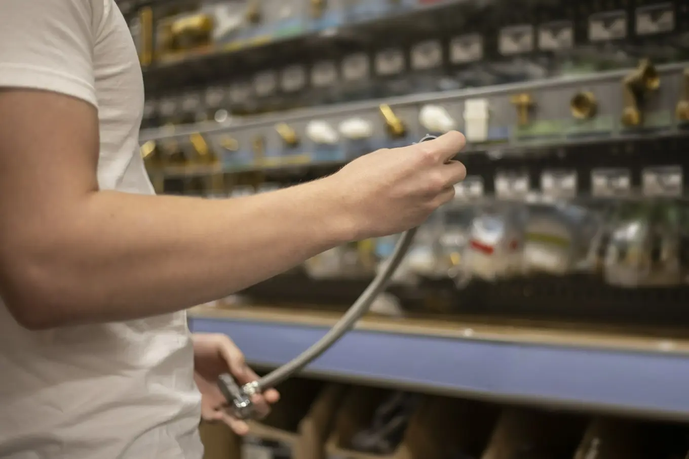 klient w sklepie hydraulicznym